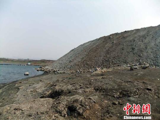 填湖造地，在鴨河水庫(kù)非法建設(shè)有越演越烈之勢(shì)。吳揚(yáng)　攝