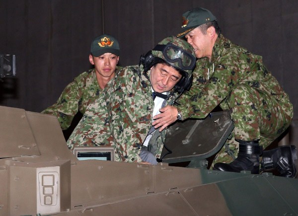 當(dāng)?shù)貢r(shí)間4月27日，日本千葉市，日本首相安倍晉三他身穿迷彩服頭戴鋼盔的登上展出中的日本陸上自衛(wèi)隊(duì)最新