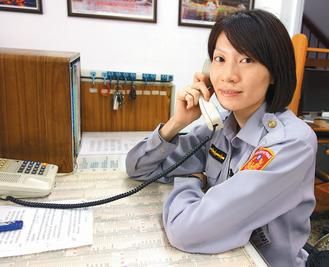 　　27歲的臺灣高雄市鹽埕區(qū)女警王文君，留一頭俏麗短發(fā)，身高175公分?！堵?lián)合報》圖