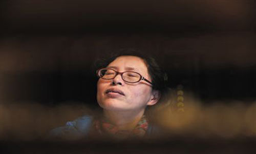 人們將醫(yī)療制度的憤懣情緒，寄托在這個(gè)走廊醫(yī)生身上，共同沉浸在受迫害的幻覺(jué)之中