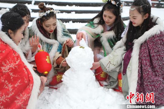 古裝美女雪中斗艷穿越古今玩“打雪仗、堆雪人”